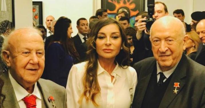 Mehriban Əliyeva qızının sərgisində -