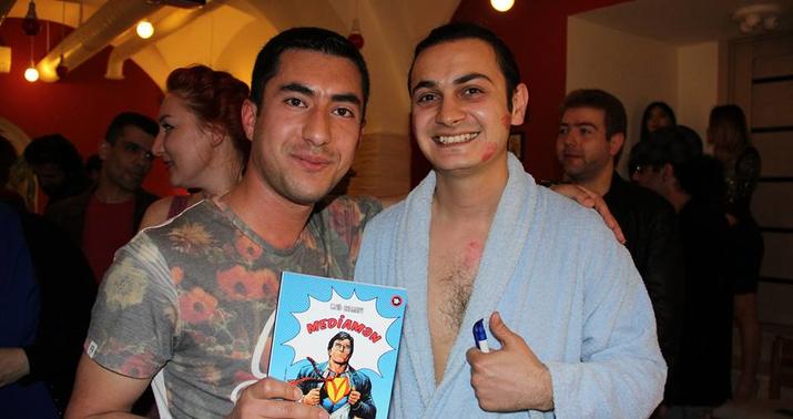 Kitab tədqimatına hamam xalatında gələn aparıcıya