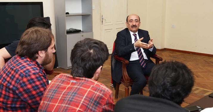 Nazir gənc sinemaçılarla görüşdü -