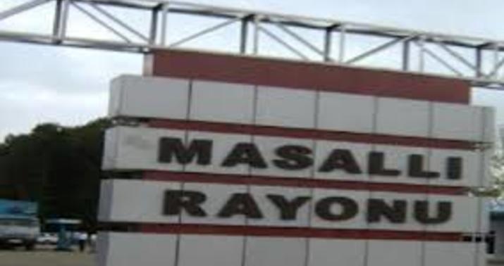 İcra hakimiyyətinin qarşısında kişi özünü yandırmaq istədi –