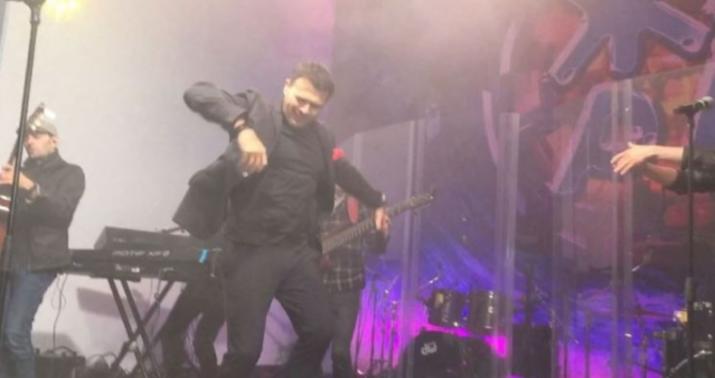 Emin Ağalarovdan partidə maraqlı rəqs -