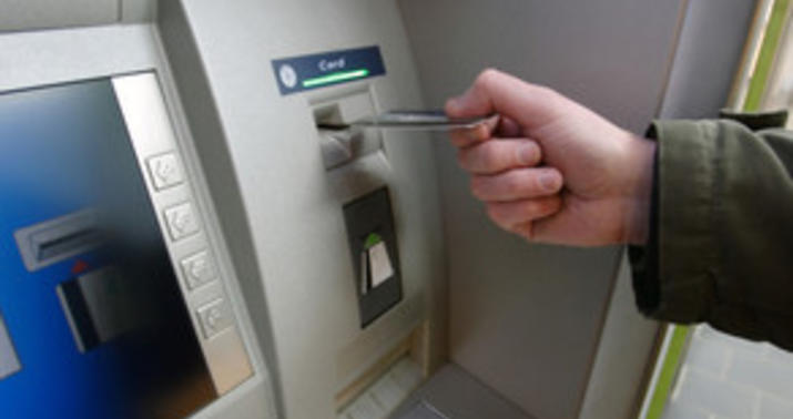 Bakıda vətəndaşın bank kartından oğurluq edən ata və oğul saxlanıldı