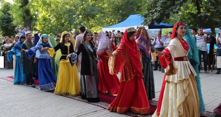 Özbək qızları Qarabağ libasında –