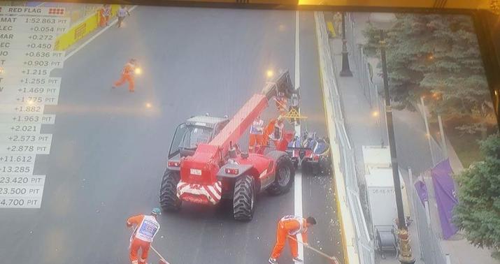 Formula 1: Bolidin təkəri qopdu -