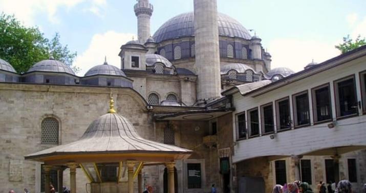 Sultan Əyyubda bir qara geyimli qadın var...