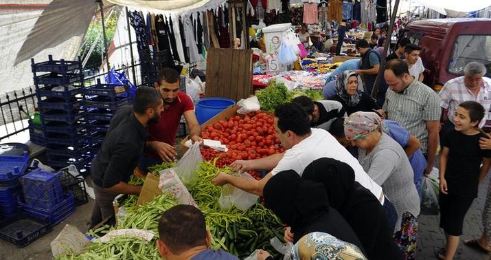 Bazarda oğurluq edən qadın həbs edildi