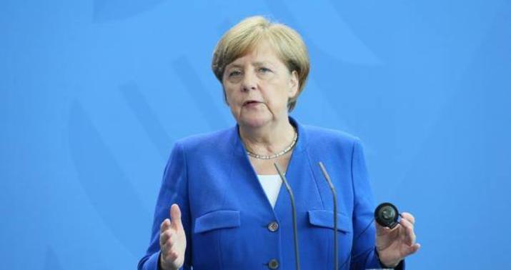 Merkel mitinqdə mahnı oxudu – Video