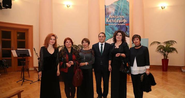 Məşhur opera sənətçisi rəsm sərgisində -
