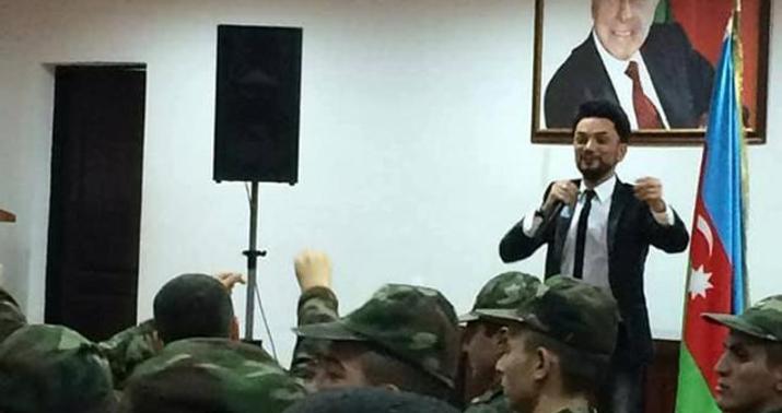 Faiq Ağayev FHN-nin əsgərlərinə konsert verdi -