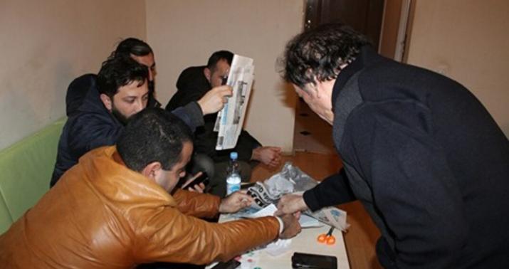 2-ci mərtəbə, 201-ci otaq, böyük ustadın sol yanı... -