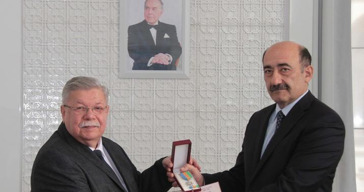 Nazir Azər Paşaya orden təqdim etdi -