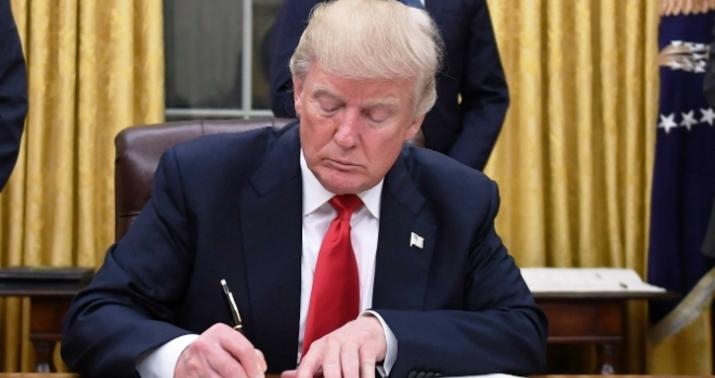 Tramp Venesuelanın neft gəlirlərini məhkəmə iddialarından qorumaq üçün sərəncam imzaladı