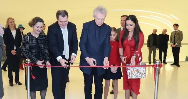 Leyla Əliyeva tanınmış rəssamın sərgisində -