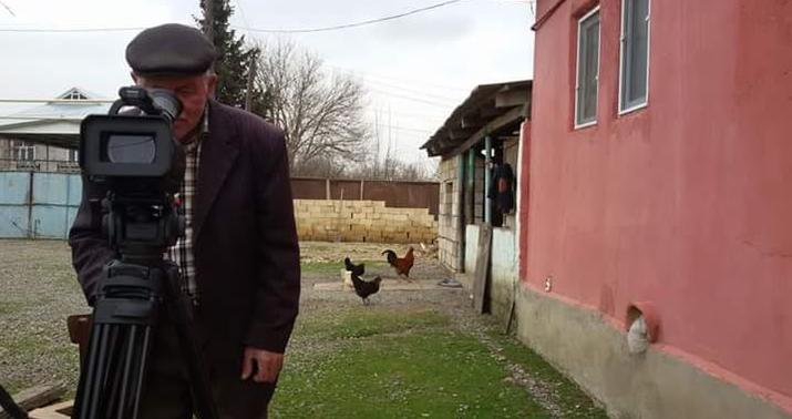 Ata-anasından film çəkən “avara” oğul