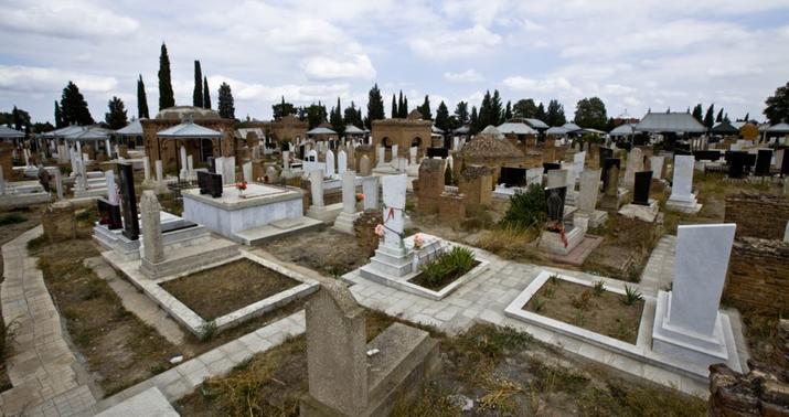 Bakıda qəbiristanlıqda –