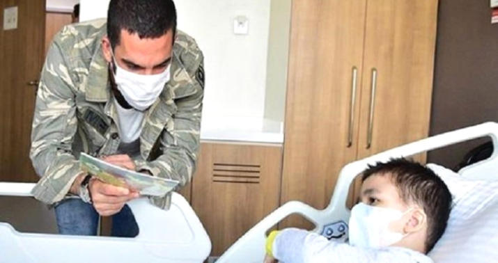 Arda Turan “Qardaşıma kitab oxuyuram” layihəsində -