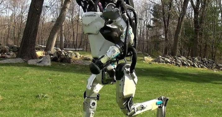 Robota qaçmağı və tullanmağı öyrətdilər -