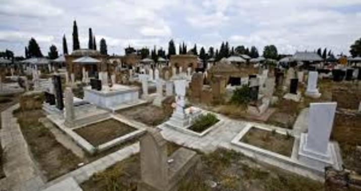 Bakıda qəbiristanlıqda –
