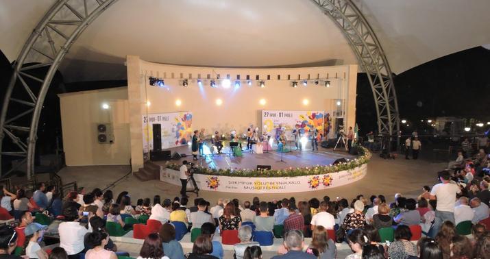 Qazaxıstanın “Murager” ansamblı Şəkidə -