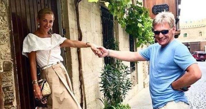 Putinin "sağ əli" xanımı ilə İçərişəhərdə -