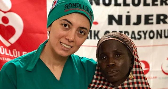 Azərbaycanlı həkim nigerli qadının gözlərini açdı -
