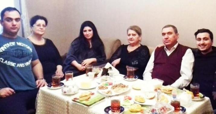 Kukla Teatrının məşhur aktyoru 2 xanımı ilə... -