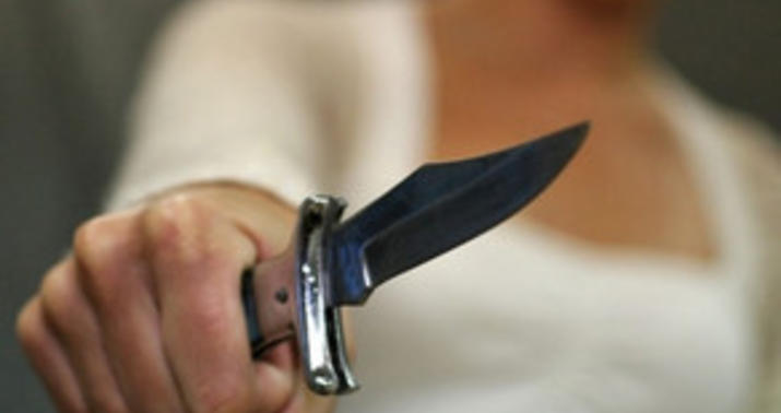 Qadın ərini polis şöbəsinin həyətində bıçaqlayıb? –