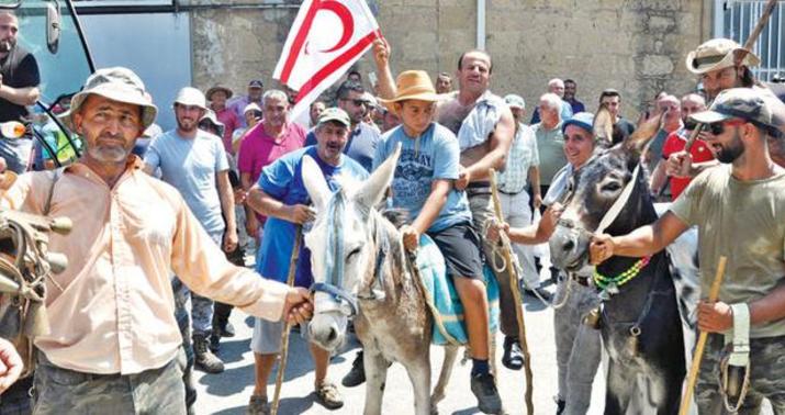 Yüzlərlə eşşək götürüb nazirliyin həyətinə girdilər –