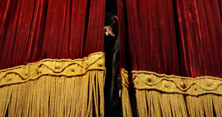 Teatr tamaşaçı dalınca qaçır, bəs tamaşaçı?.. –