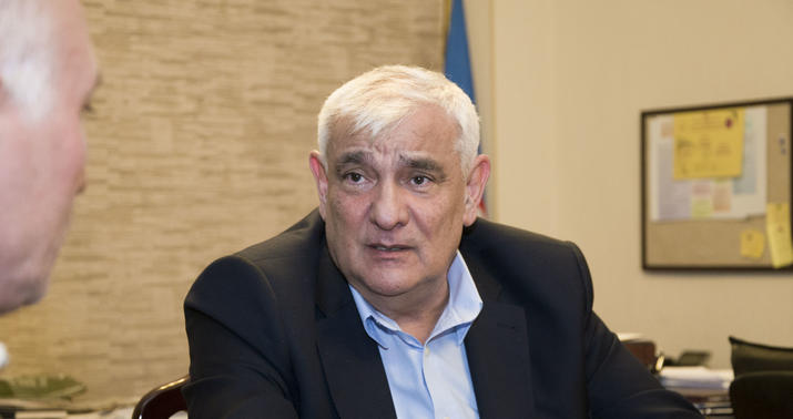 Yanoş Ader Azərbaycanın xalq yazıçısını “Zabit Xaçı” ilə mükafatlandırdı