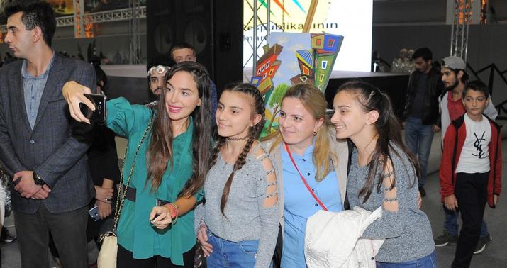 Leyla Əliyeva gənclərin sərgisində -