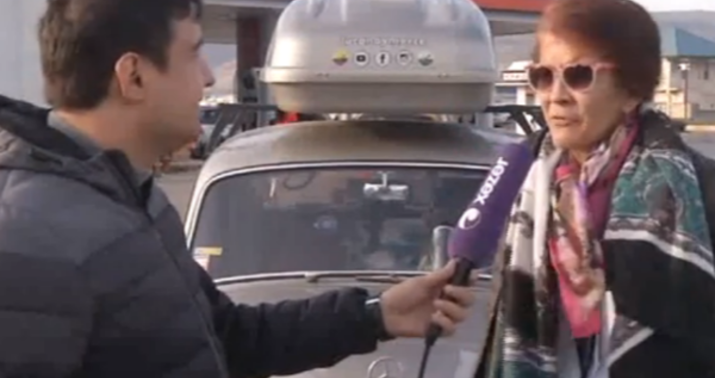 Turist retro avtomobili ilə Azərbaycana gəldi -