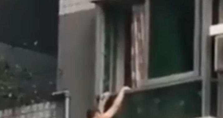 Arvadını yad kişiylə tutdu, oğlan özünü eyvandan atdı -