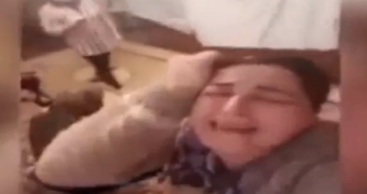 Anasının yasında selfi etdi -