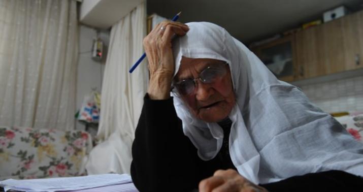 Ərdoğanın sözü ilə 85 yaşlı qadın oxumağa başladı –