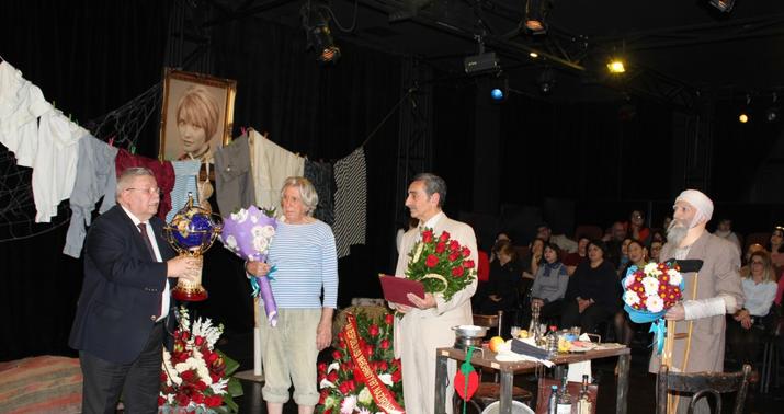 Xalq artisti 75 yaşını səhnədə qeyd etdi -