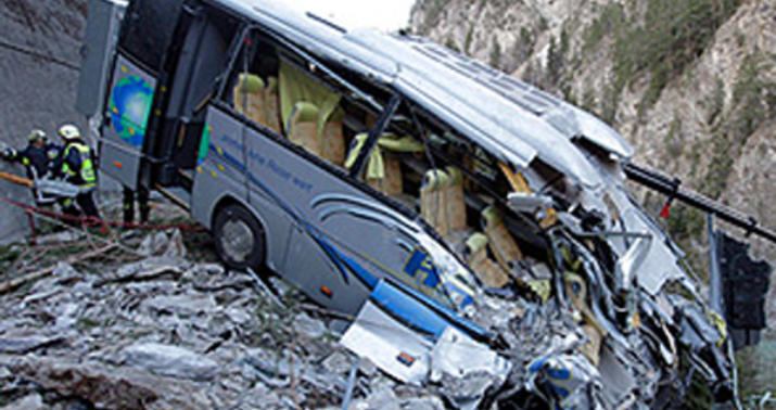 Peruda avtobus uçurumdan aşdı
