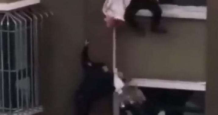 İkinci mərtəbədən düşən uşağı havada tutdu -