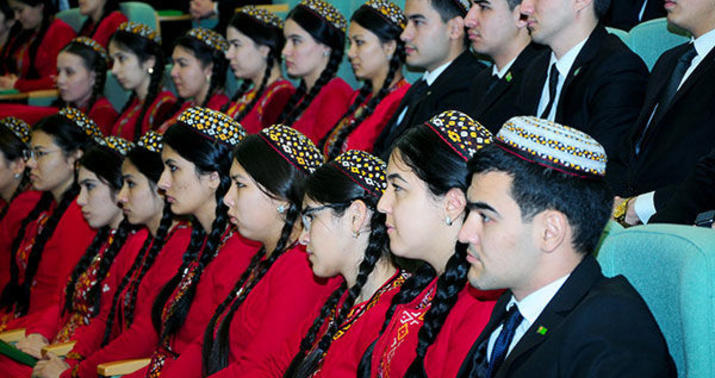 Türkmənistanda tələbələrə əylənmək qadağan olundu