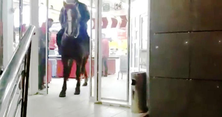 Sərxoş şəxs mağazaya atla daxil oldu -