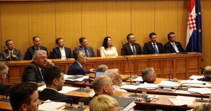 Deputatlara avtomobildən istifadə qadağan edildi