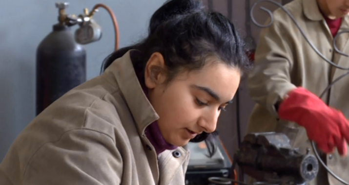 Gənc qız "kişi sənəti"ni öyrənir -