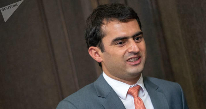 Erməni nazir tualetdən canlı yayım etdi -