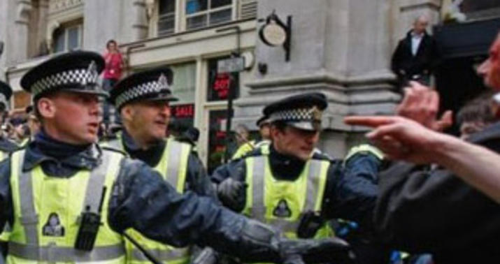 Britaniyada kral mühafizəçilərinə qarşı terror aktının qarşısı alındı