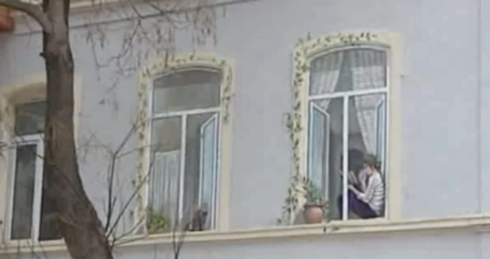 Bakıda evin pəncərəsində qeyri-adı rəsm -