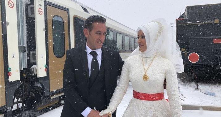 Bakı-Ankara qatarını bəylə gəlin qarşıladı -
