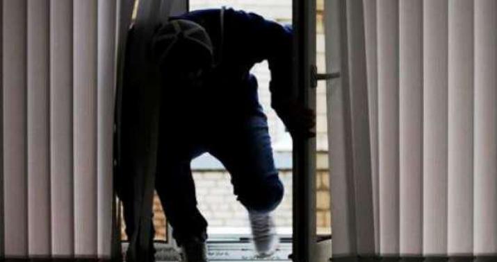 Qala qəsəbəsində 11 ev qarət edildi