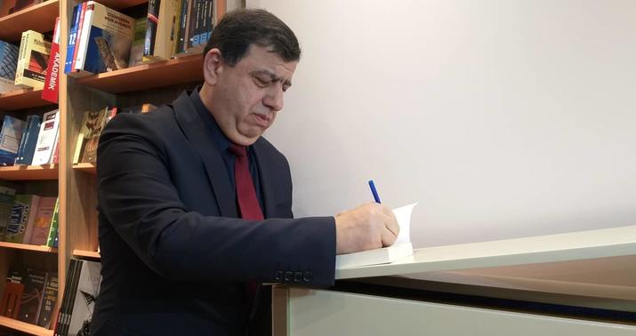 Orxan Fikrətoğlu yeni kitabını təqdim etdi -