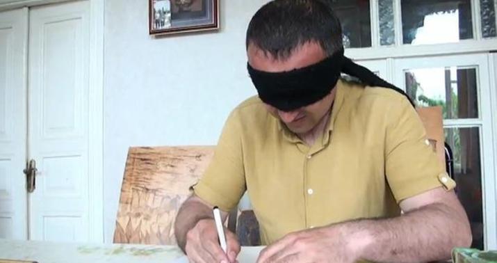 Gözübağlı rəsm çəkən azərbaycanlı -