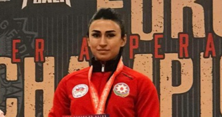 Azərbaycanlı polis qadın hər kəsi heyrətləndirdi -